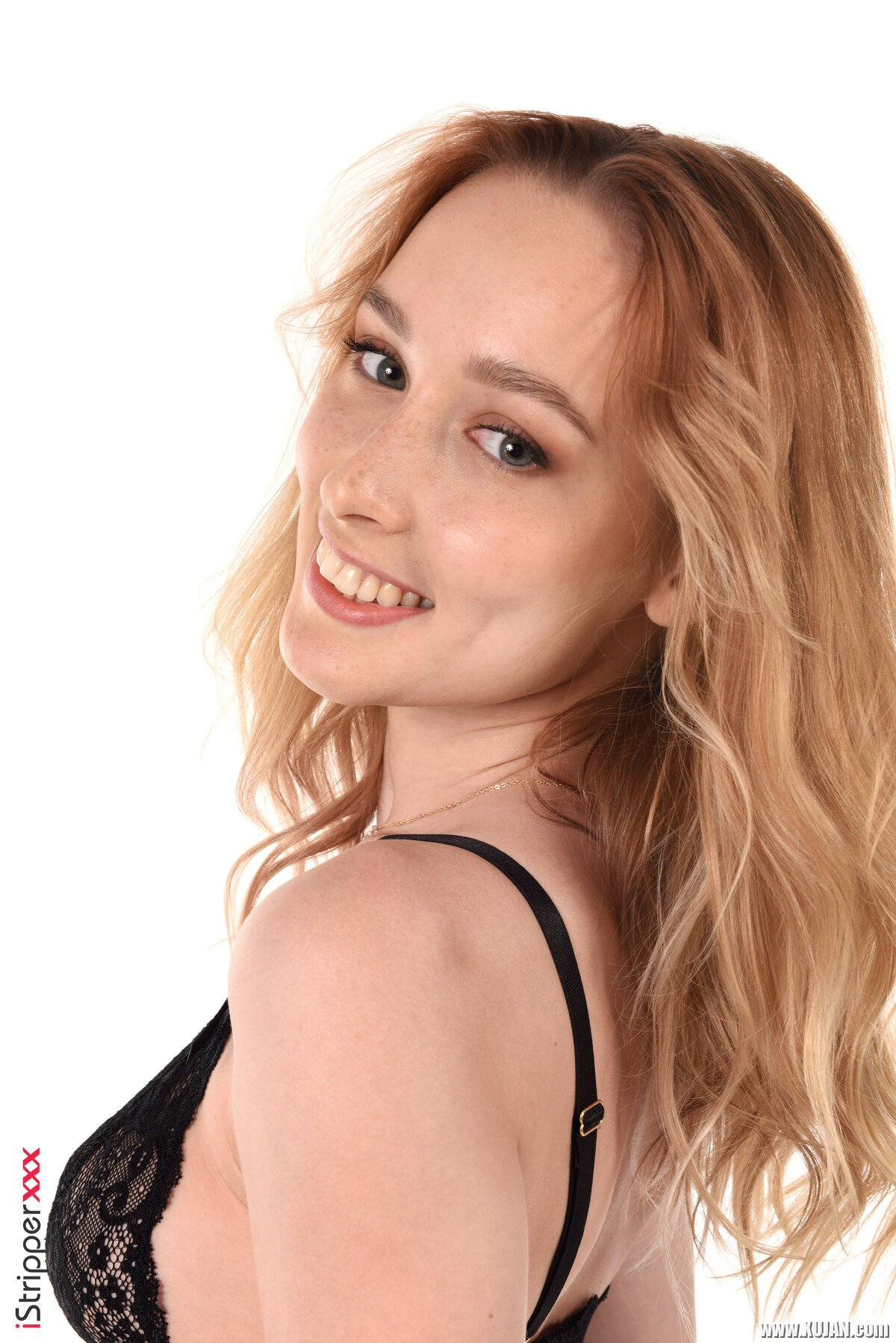 Cute girl Kelly Collins makes herself cum with a vibrator - Photo #656701