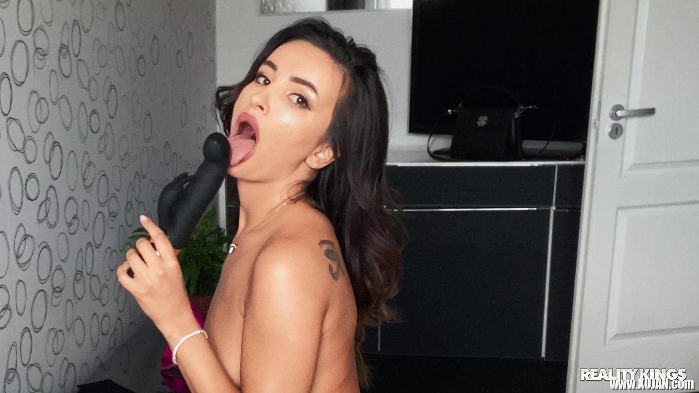Horny Alyssia Kent fingerfucks her own snatch - Photo #659301