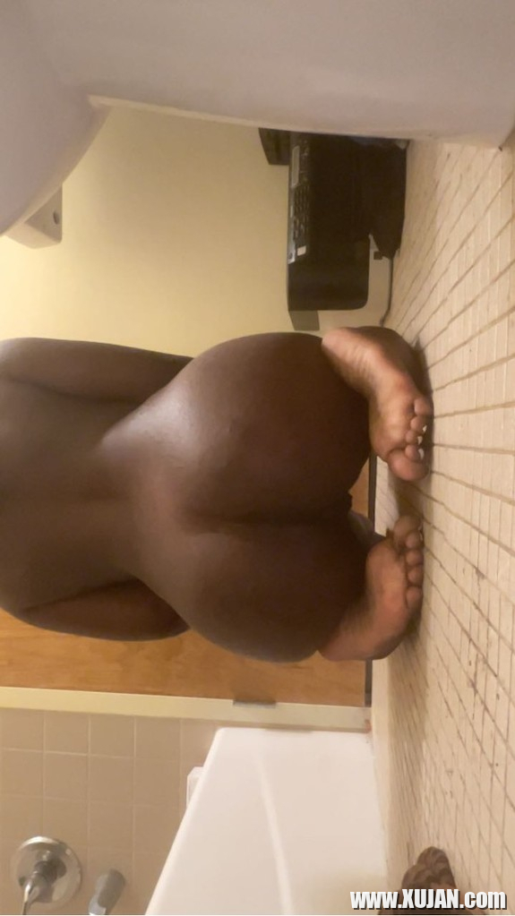 Wifey showing off her delicious curvy body - Photo #660732