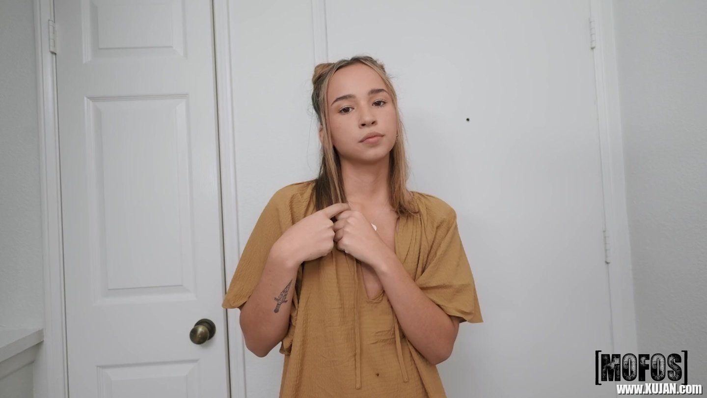 Playful young babe Dakota Tyler shoves a big dick down her shaved twat - Photo #661564