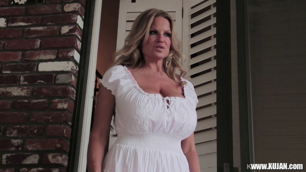 Nympho milf Kelly Madison meets the easter bunny - Photo #664081