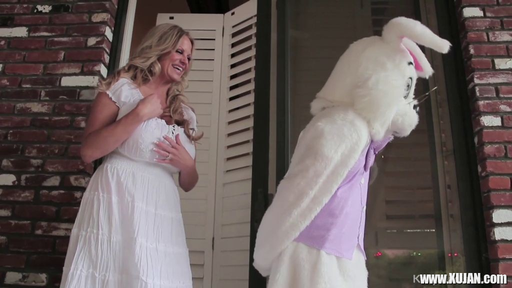 Nympho milf Kelly Madison meets the easter bunny - Photo #664082