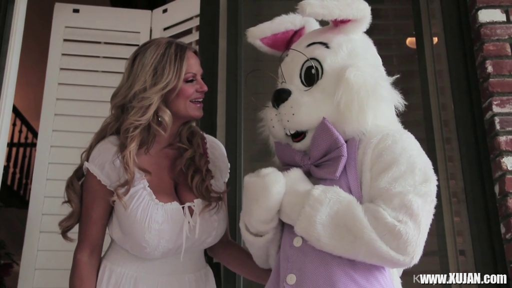 Nympho milf Kelly Madison meets the easter bunny - Photo #664083