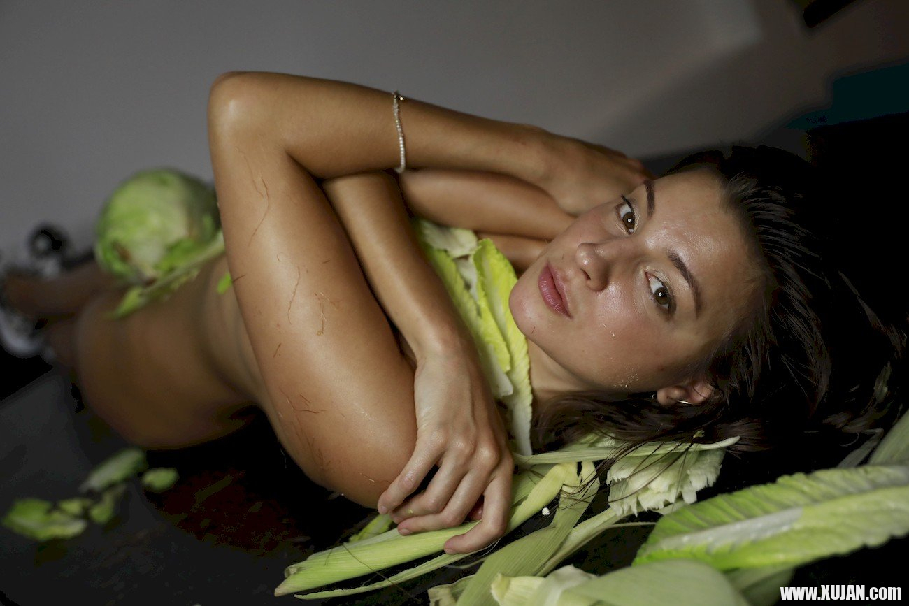 Beautiful Melena Maria Rya loves rubbing her pussy with corn - Photo #664179