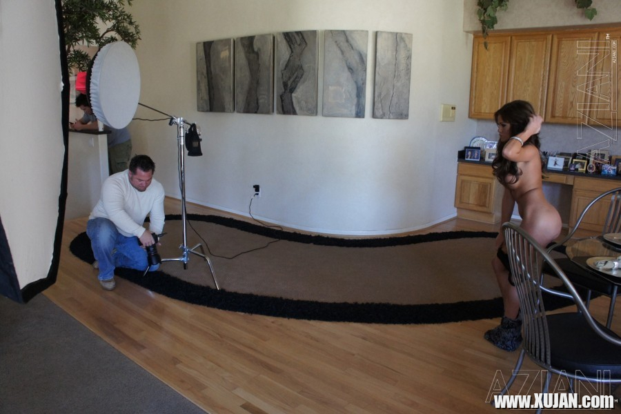 Be a fly on the wall and slip behind the scenes to watch beautiful Mckenzee Mile - Photo #666448