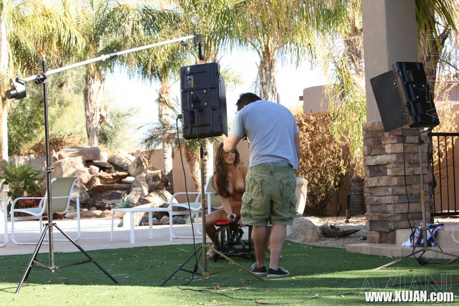 Be a fly on the wall and slip behind the scenes to watch beautiful Mckenzee Mile - Photo #666452