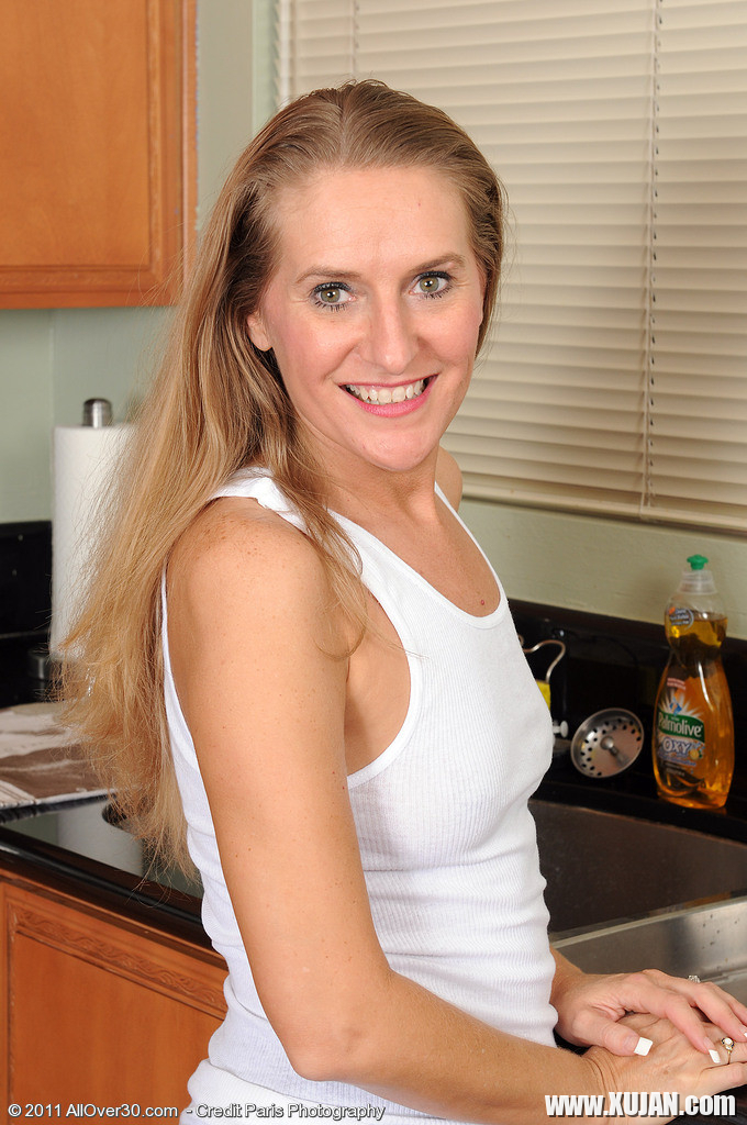 Hot blonde Sara gives us a wet tshirt showing - Photo #666598