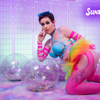 Wild bitch Olive Glass in pink stockings deepthroats a big meatpole