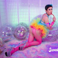 Wild bitch Olive Glass in pink stockings deepthroats a big meatpole