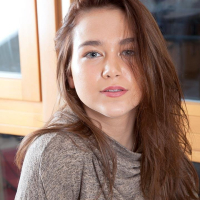 Curvy Cutie Skylar Madison spreads her wet Beaver