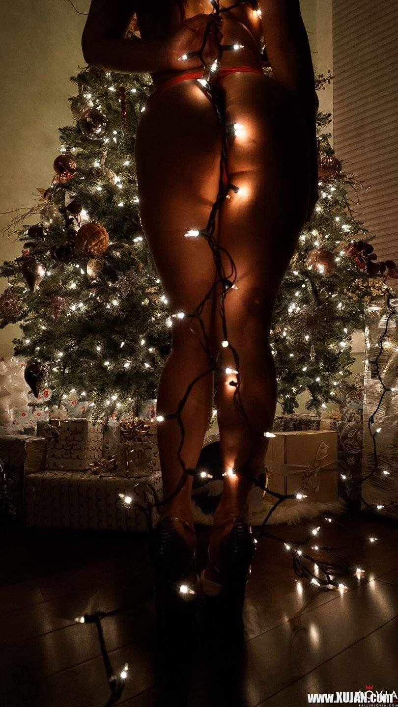 Eva Lovia wishes you all a happy and very horny Christmas - Photo #673429