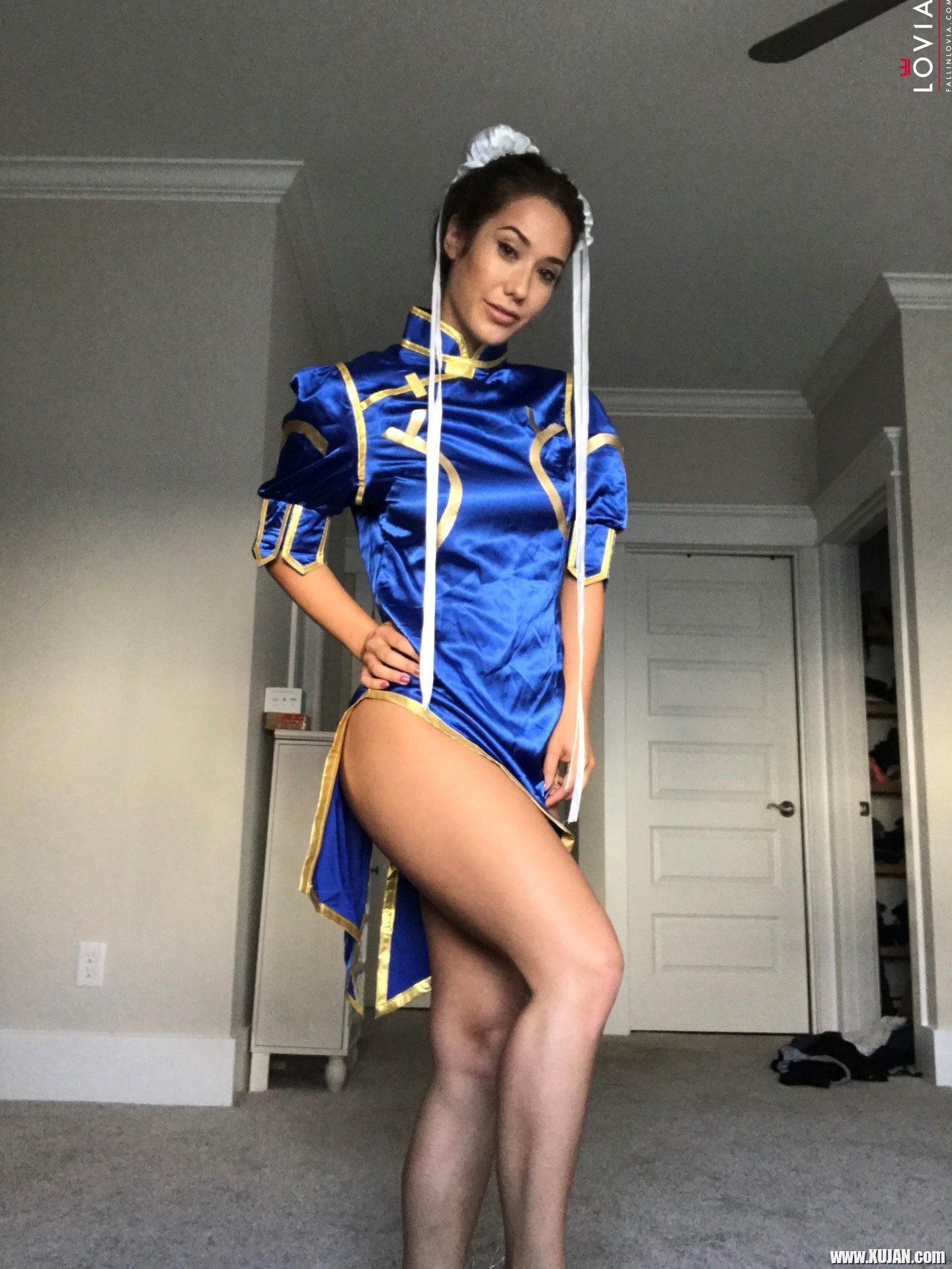 Cospalyer Eva Lovia sucks on a long Member - Photo #673501