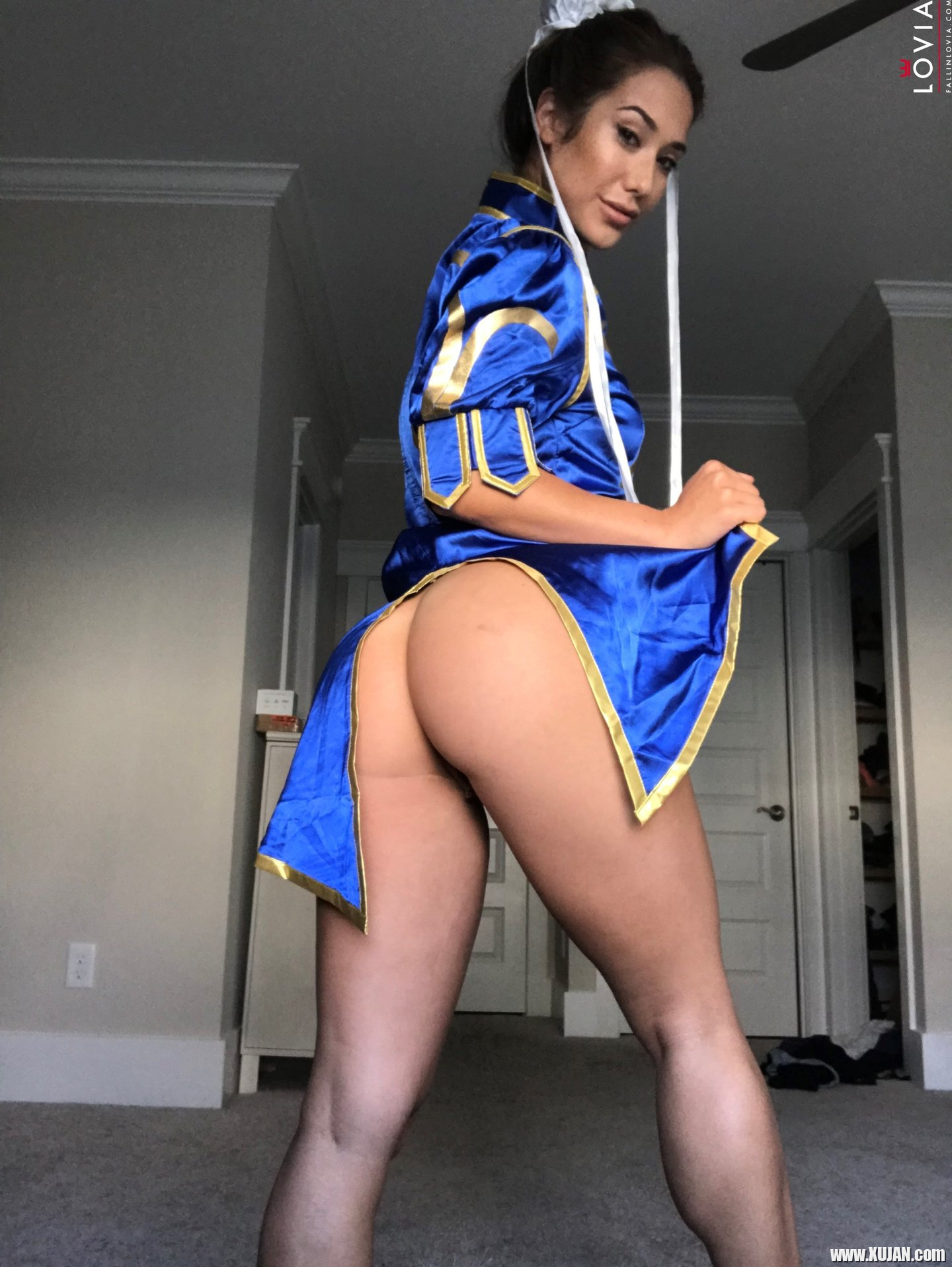 Cospalyer Eva Lovia sucks on a long Member - Photo #673503