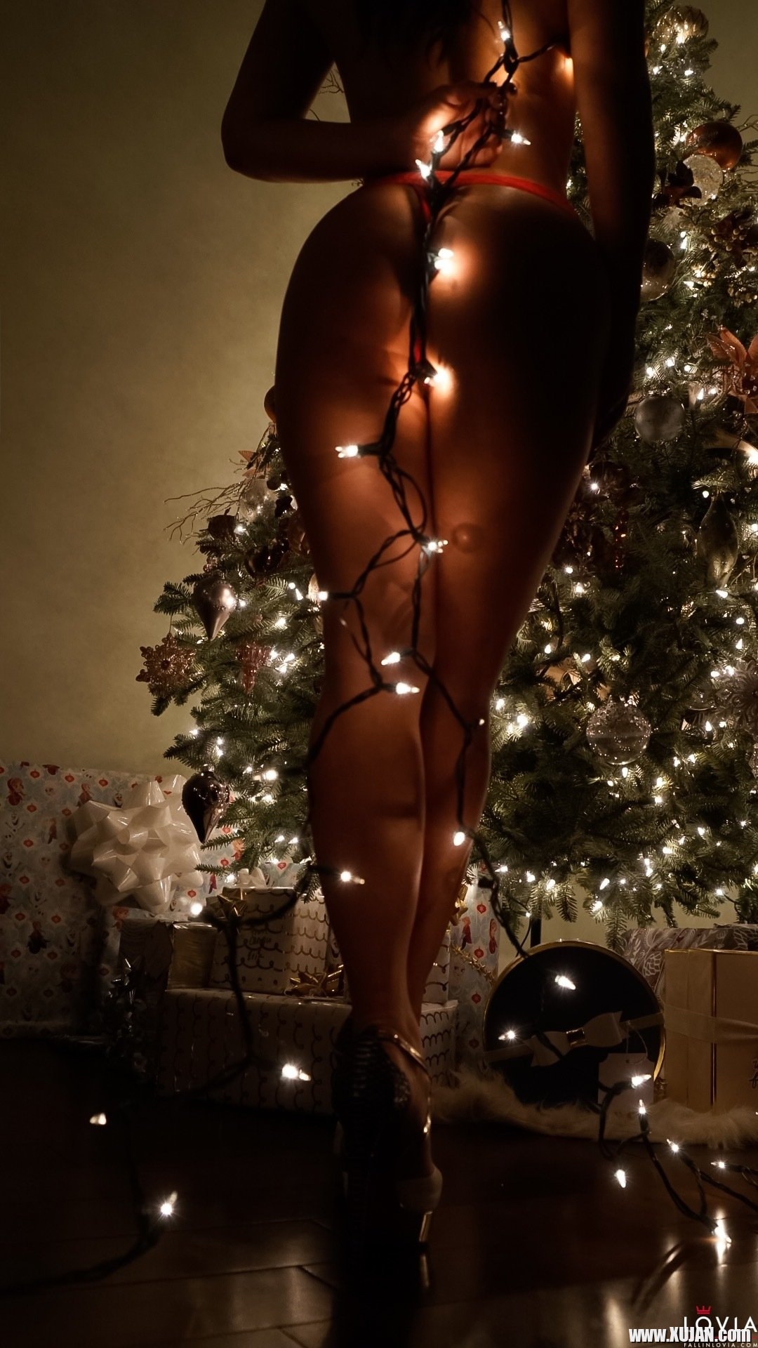 Hot Eva Lovia wraps herself in Christmas lights - Photo #673513