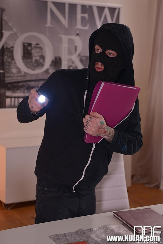Brnvel e akti mej Spasuhun qunel e goghy goghutyan zhamanak - Photo #680211