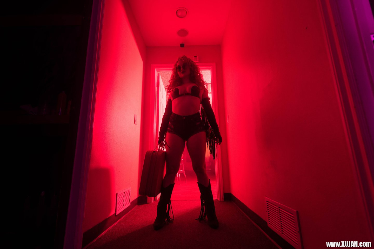 Hot vixen Emma Magnolia flashing her amazing sexy curves - Photo #680941