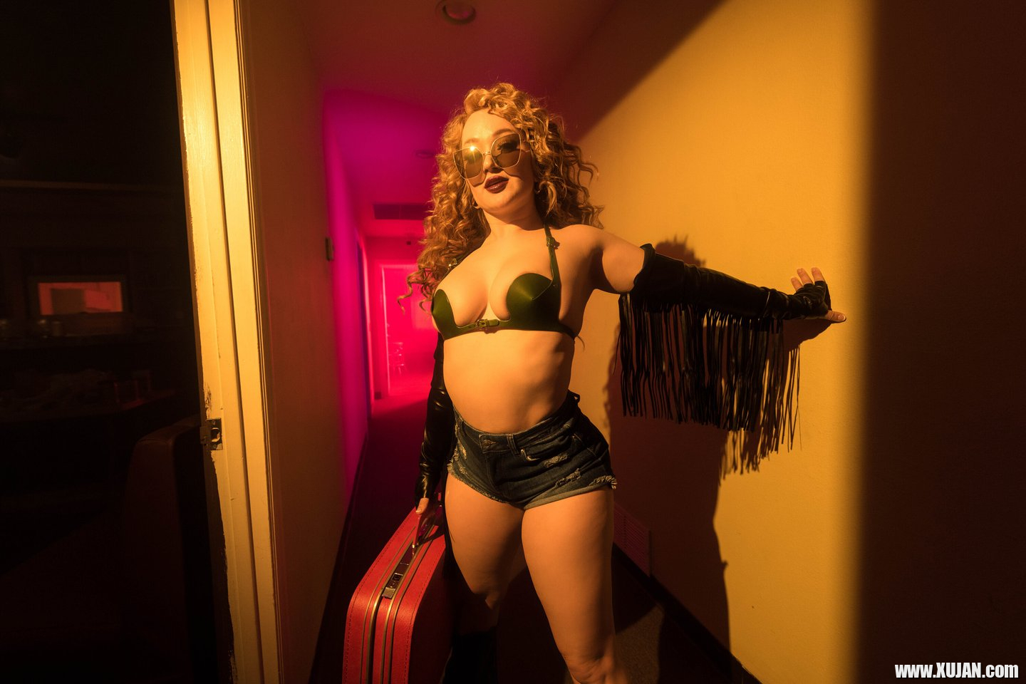 Hot vixen Emma Magnolia flashing her amazing sexy curves - Photo #680946