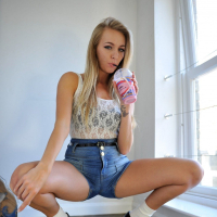 HayleyMarie Coppin shows Cameltoe in her shorts