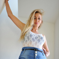 HayleyMarie Coppin shows Cameltoe in her shorts