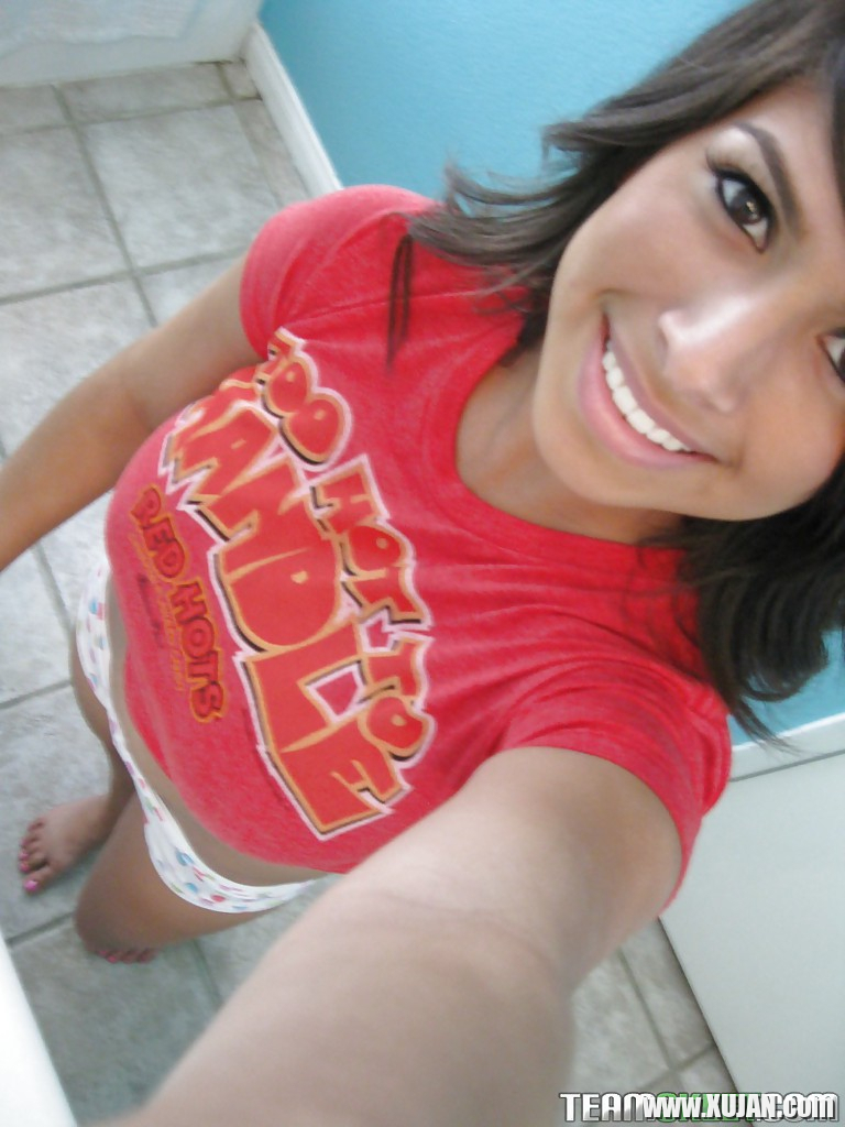 Layla Rose revealing her big natural tits and picturing her self - Photo #689999