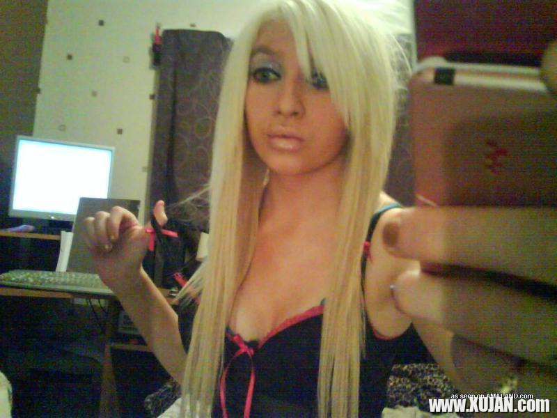 Pictures of a gorgeous blonde alternative gf taking pics of herself - Photo #693617