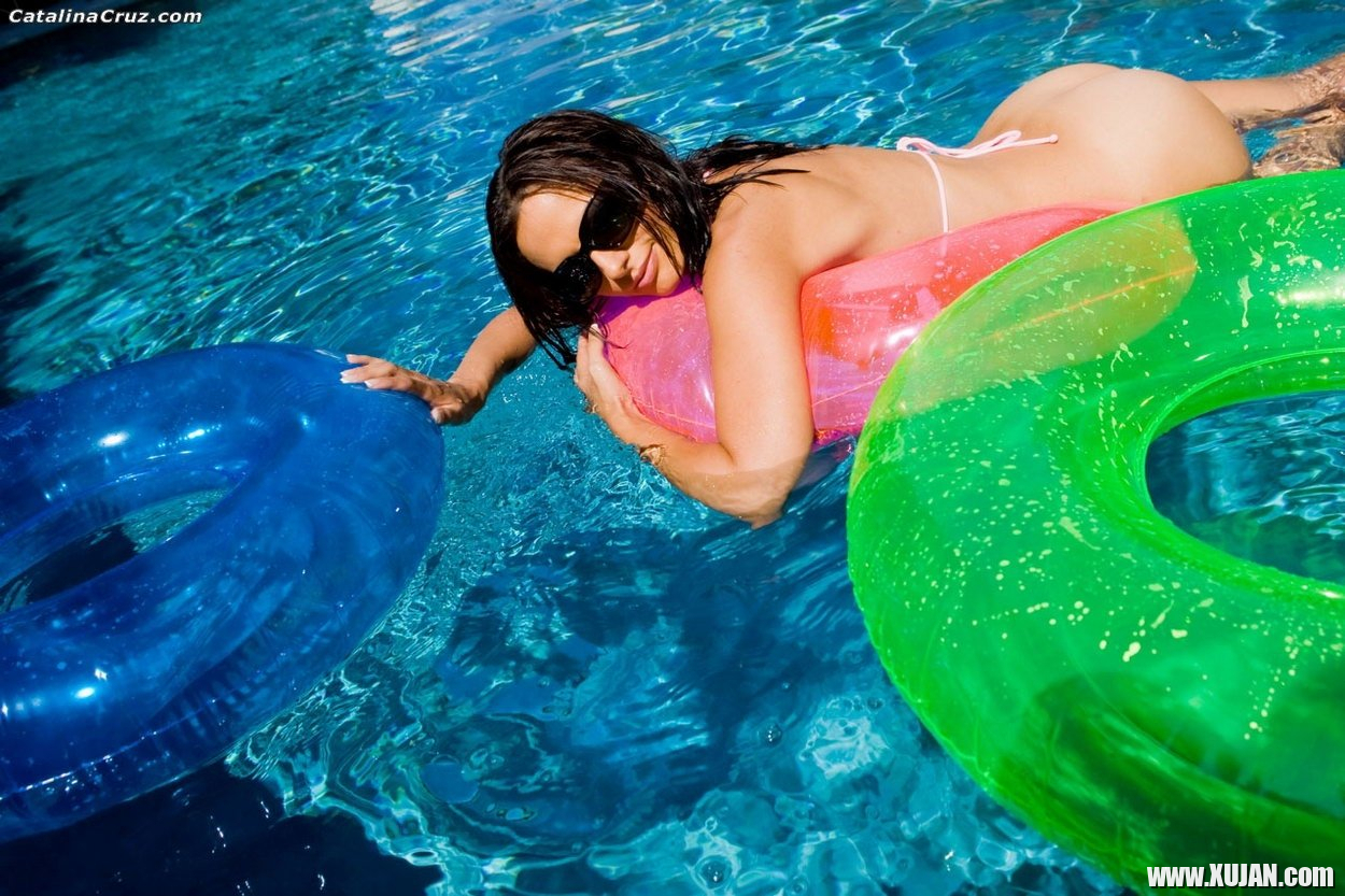 Babe Catalina Cruz naked in a pool getting a sun tan - Photo #693656
