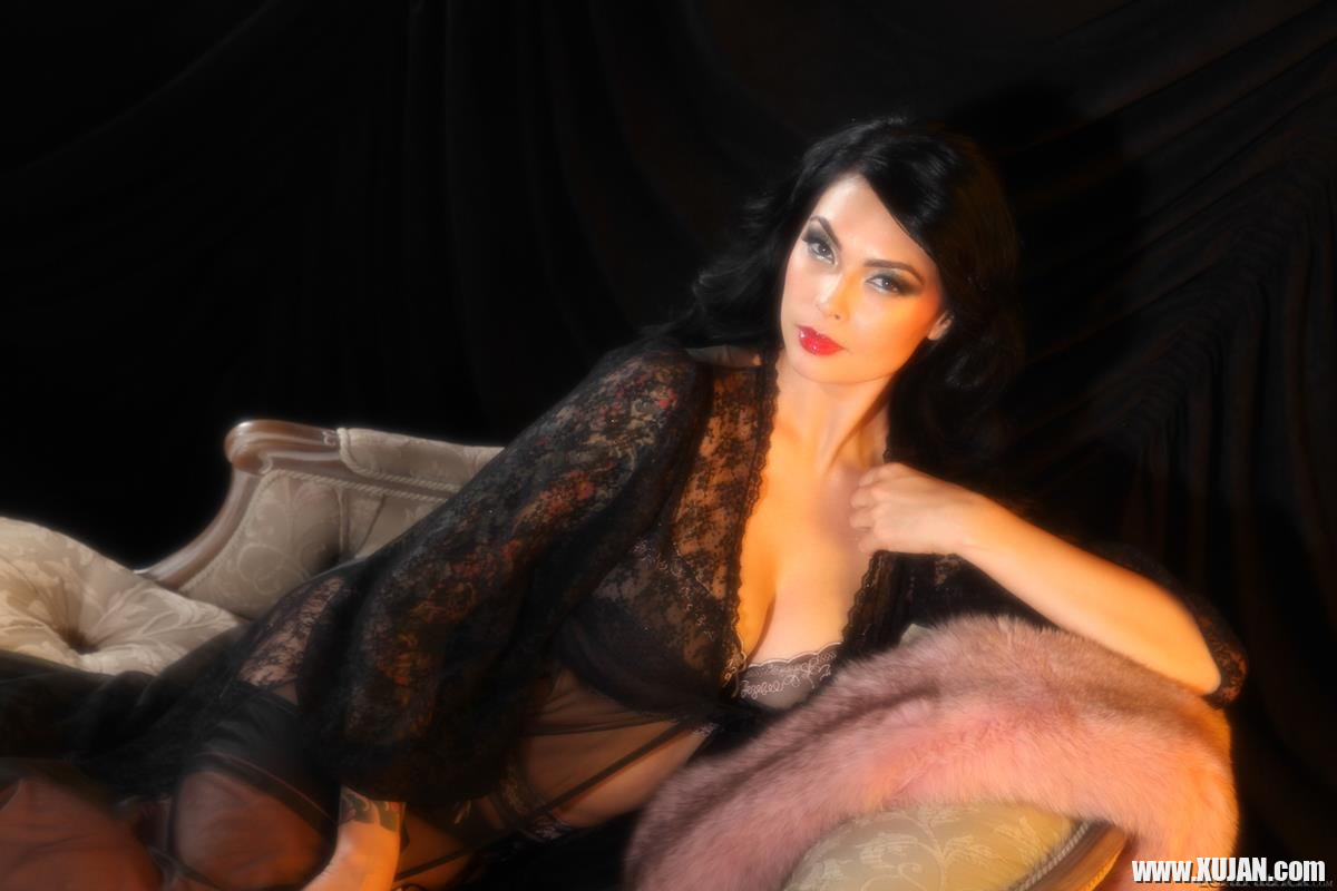 Hot Tera Patrick posing in Black Lingerie on Couch - Photo #698907
