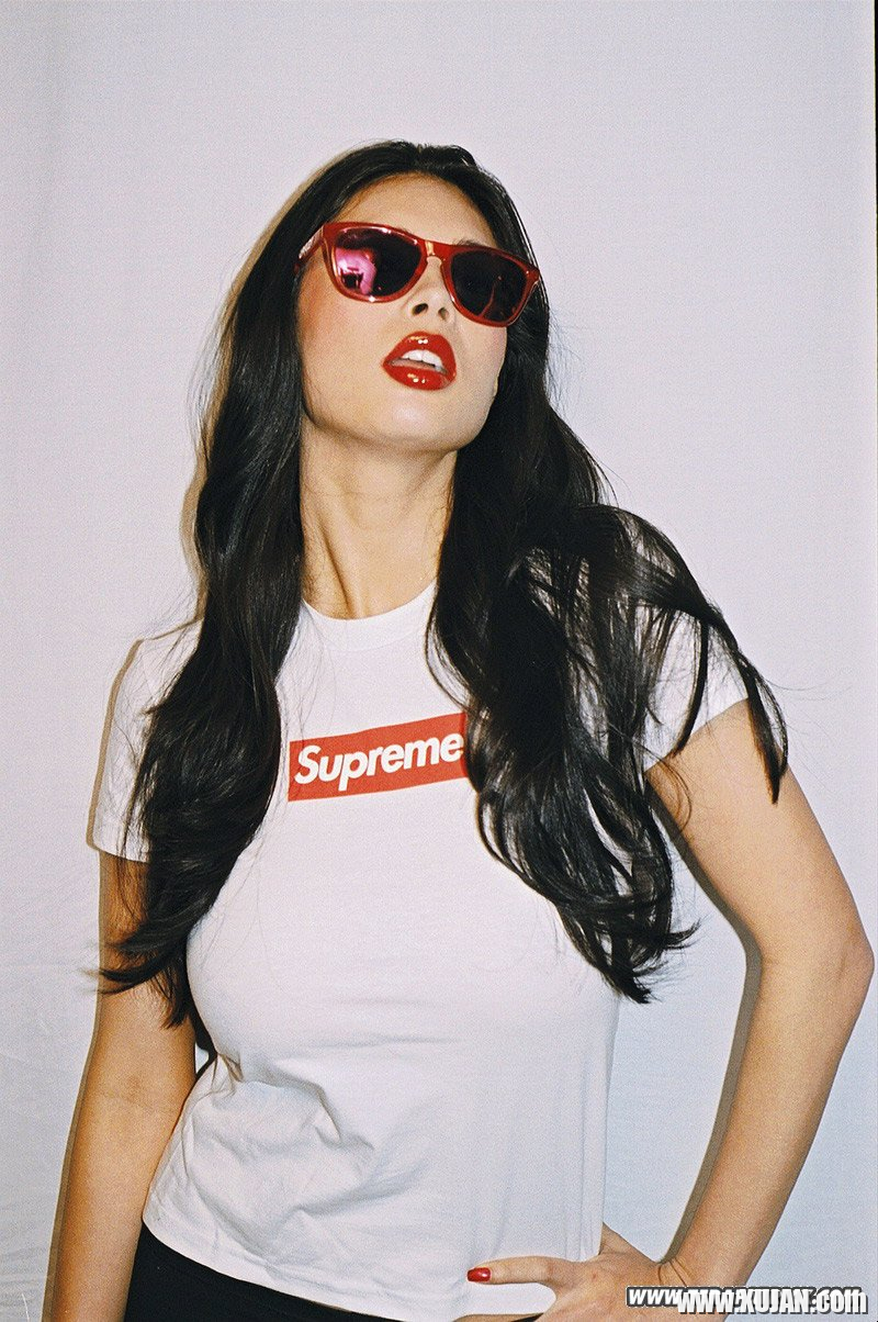 Tera Patrick posing and getting her Tshirt wet - Photo #699162
