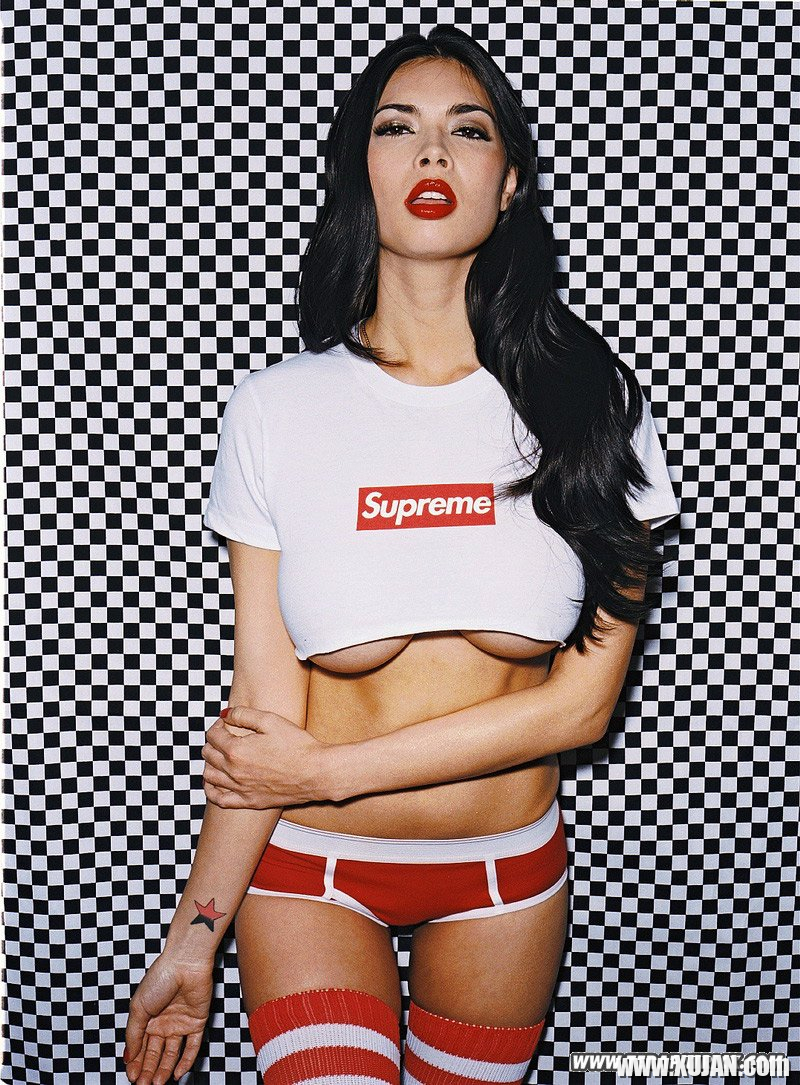 Tera Patrick posing and getting her Tshirt wet - Photo #699168