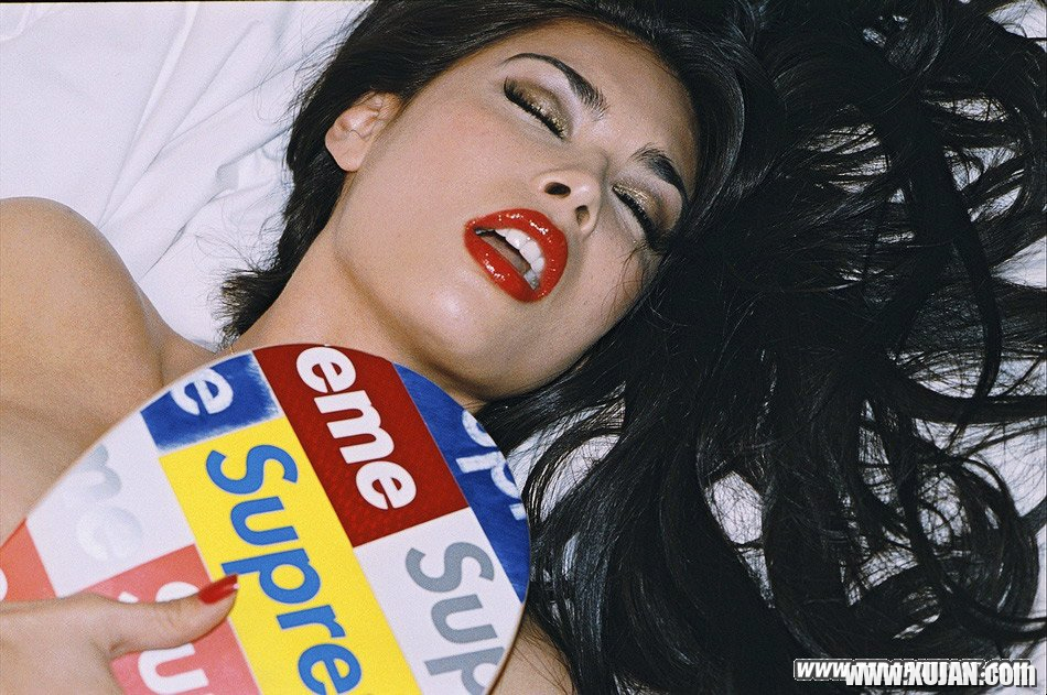 Tera Patrick posing and getting her Tshirt wet - Photo #699177