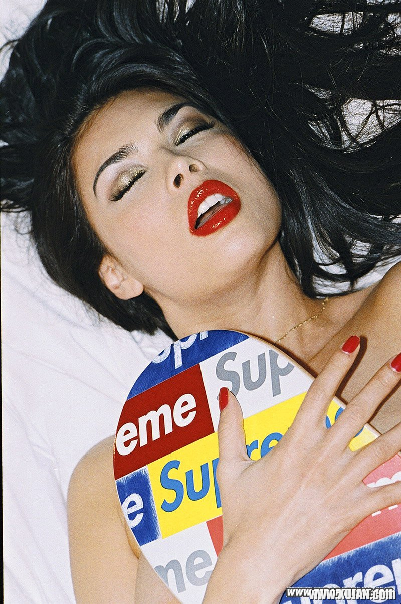 Tera Patrick posing and getting her Tshirt wet - Photo #699178