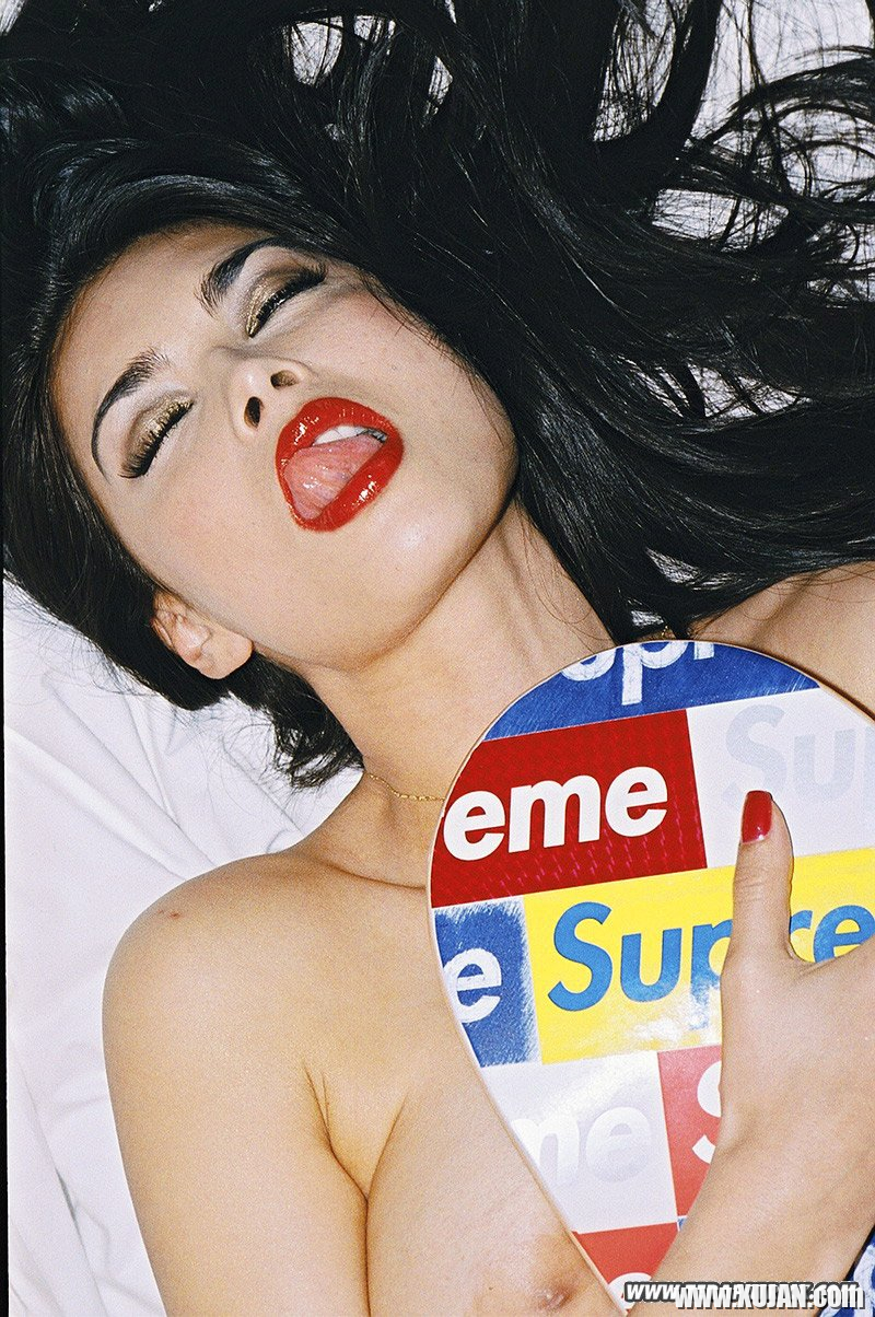 Tera Patrick posing and getting her Tshirt wet - Photo #699179