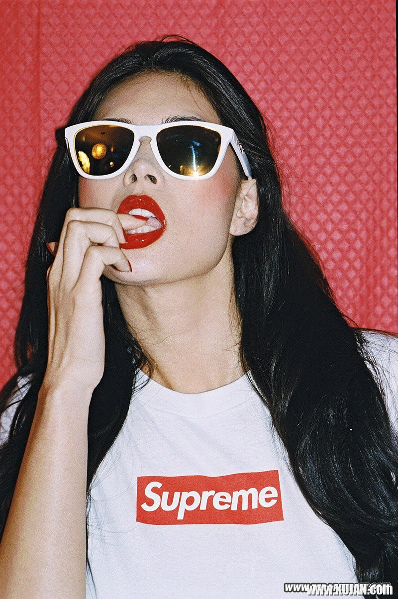Tera Patrick posing and getting her Tshirt wet - Photo #699181