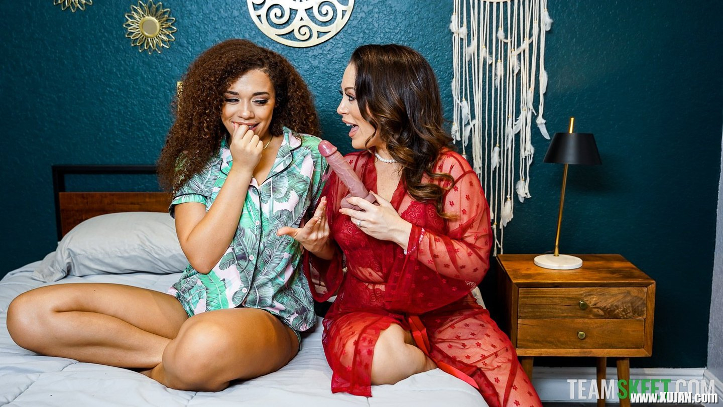 Busty milfs Carmen Valentina Willow Ryder get banged during FFM threesome - Photo #703301