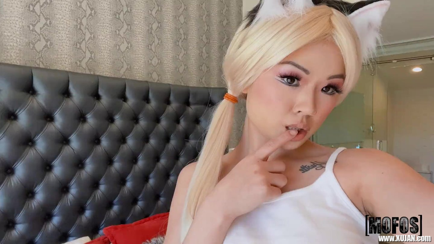Kinky asian kitten Lulu Chu spreads wide for deep pussy banging - Photo #705364