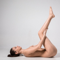 Exotic beauty Alisa I spreads her legs