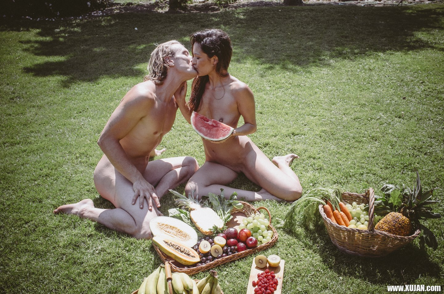 Juicy Samia Duarte enjoys a Picnic with her Man - Photo #713165