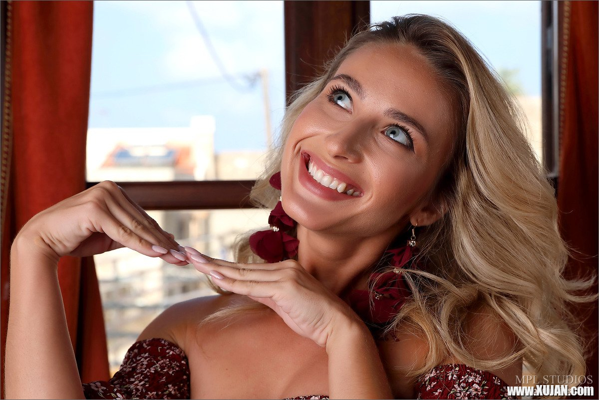 Cara Mell exposes her body in outdoors photoshoot - Photo #715952