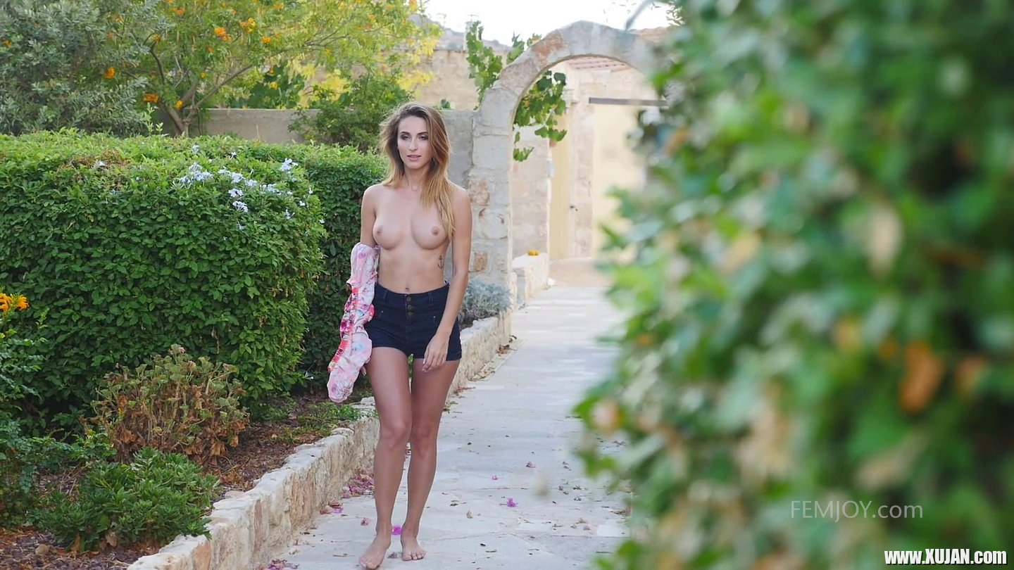 Beautiful Cara Mell spreads her exposed snatch - Photo #716038