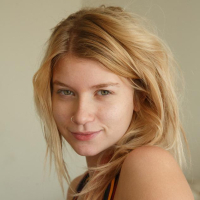 Blonde teeen Arya Faye shows you how flexible she is in bed