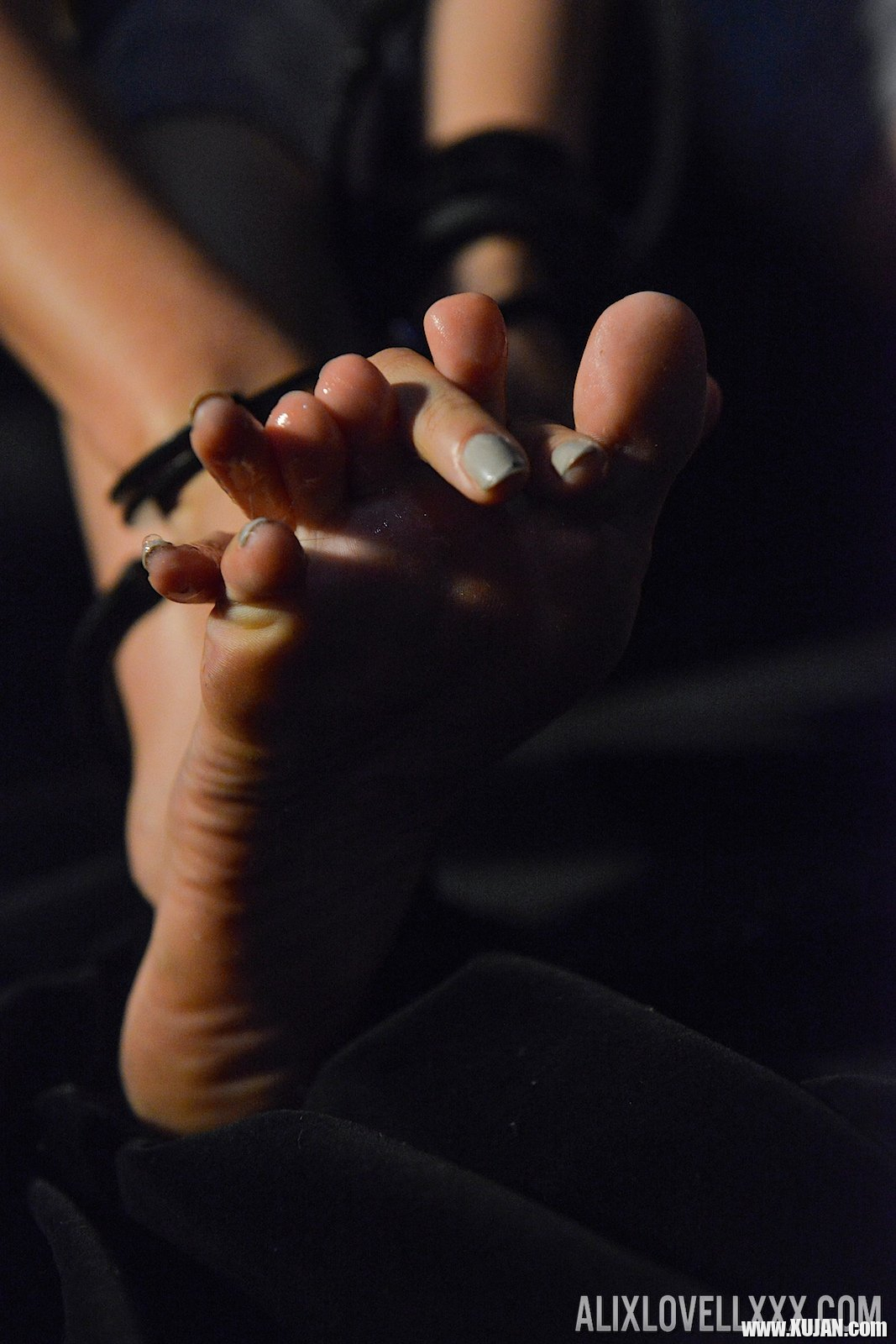 Alix Lovell shows off her beautiful feet and toes - Photo #732400