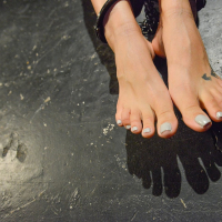 Alix Lovell shows off her beautiful feet and toes