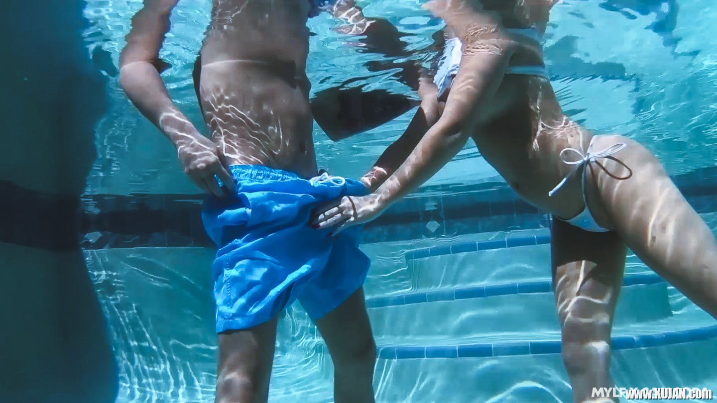 Hot bitch Alexis Monroe serves dick in the pool - Photo #737306