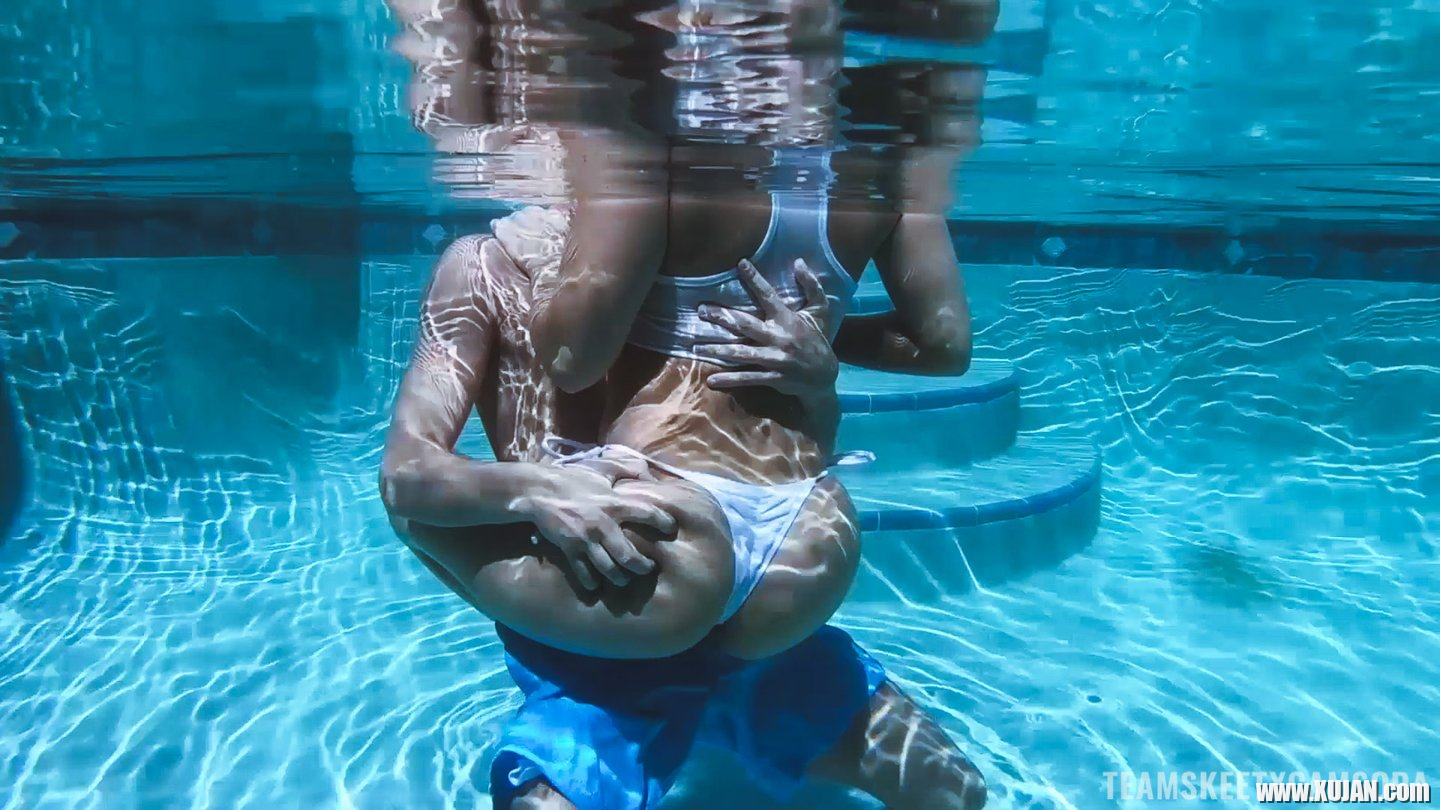 Hot blondie Alexis Monroe having sex underwater - Photo #737330