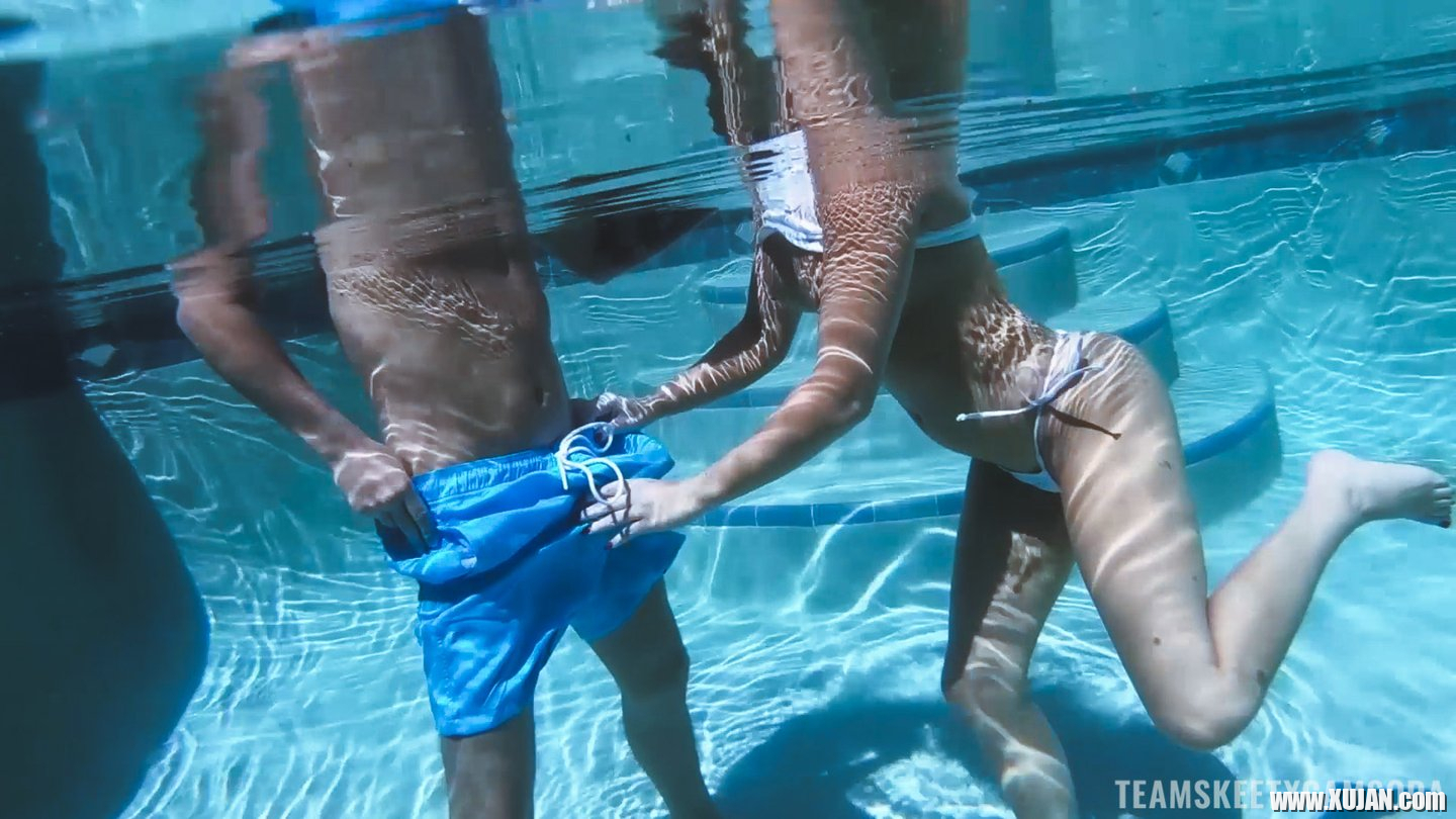 Hot blondie Alexis Monroe having sex underwater - Photo #737333
