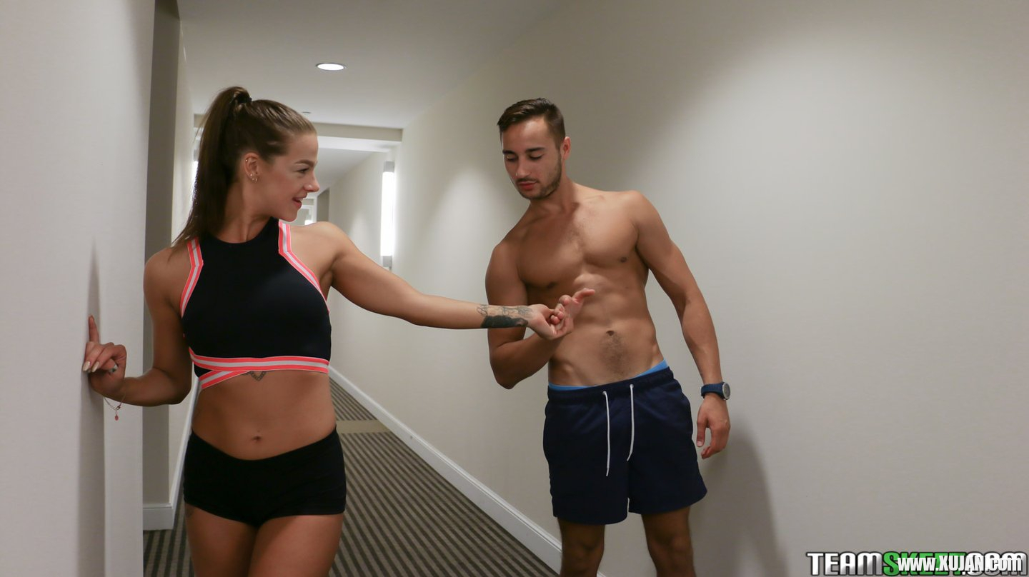 Thirsty fitness model Evelin Stone fucks with lucky foreign boy - Photo #738054