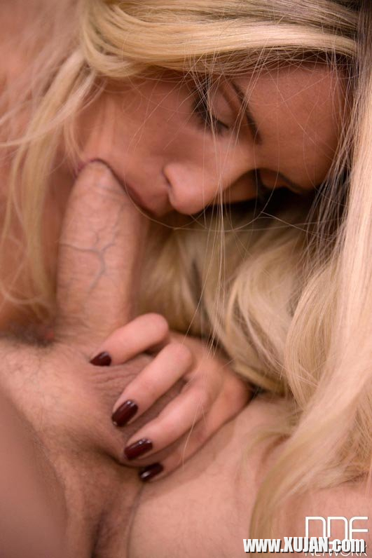 Blonde Pornstar Jessi Gold gives a great Blowjob - Photo #742075