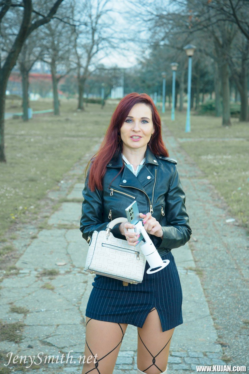Foxy redhead Jeny Smith shows her sexy legs during winter walk - Photo #745361