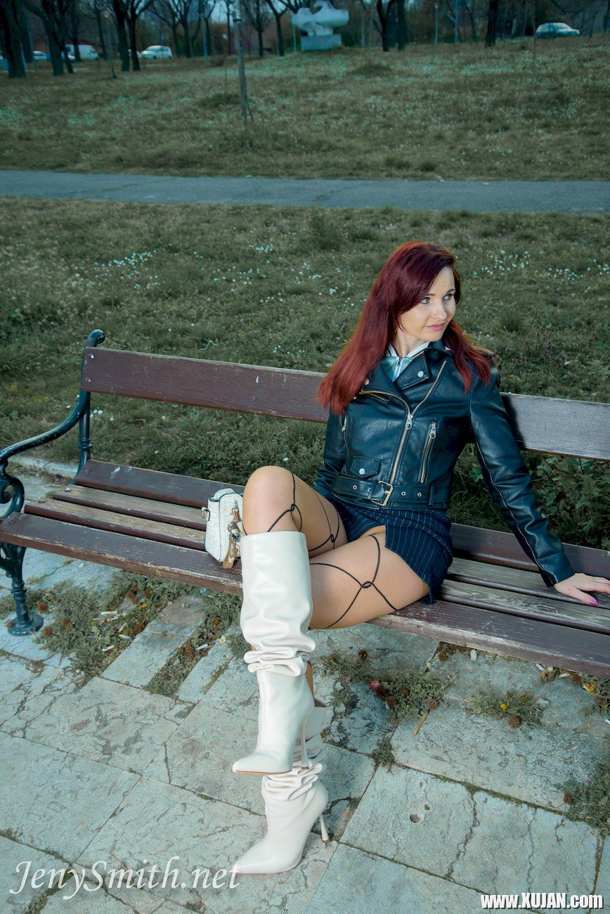 Foxy redhead Jeny Smith shows her sexy legs during winter walk - Photo #745372