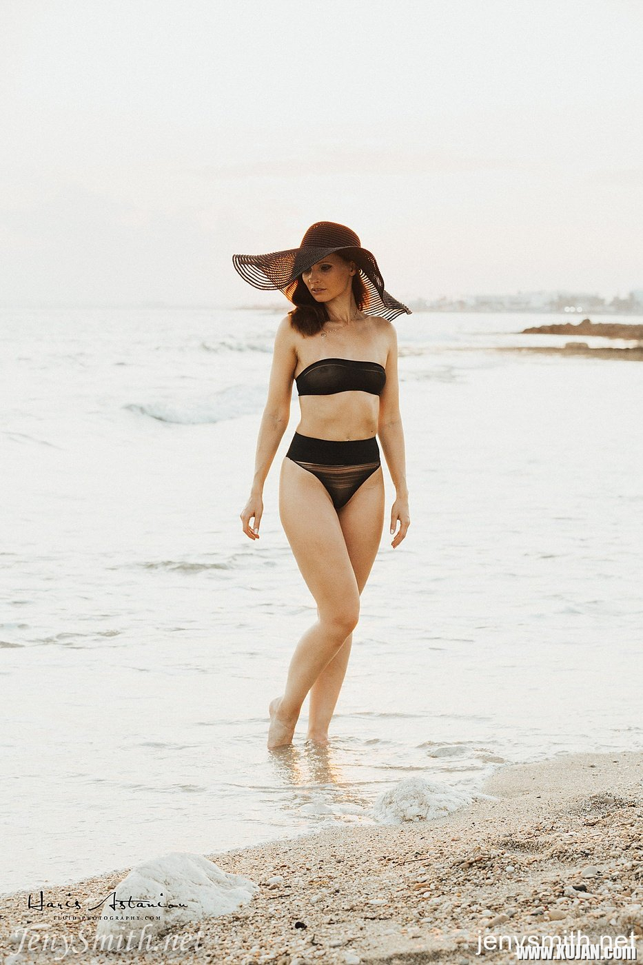Amazing hottie Jeny Smith showing off her body on the beach - Photo #745677